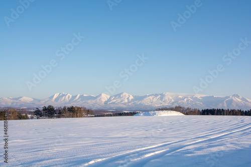 冬の夕暮れの雪原と雪山 十勝岳連峰 