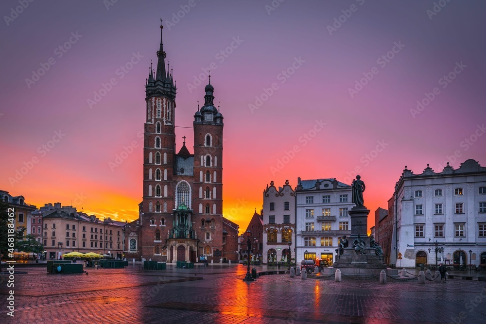 Fototapeta premium Rynek Główny w Krakowie z Kosciołem Mariacki, o wschodzie słońca