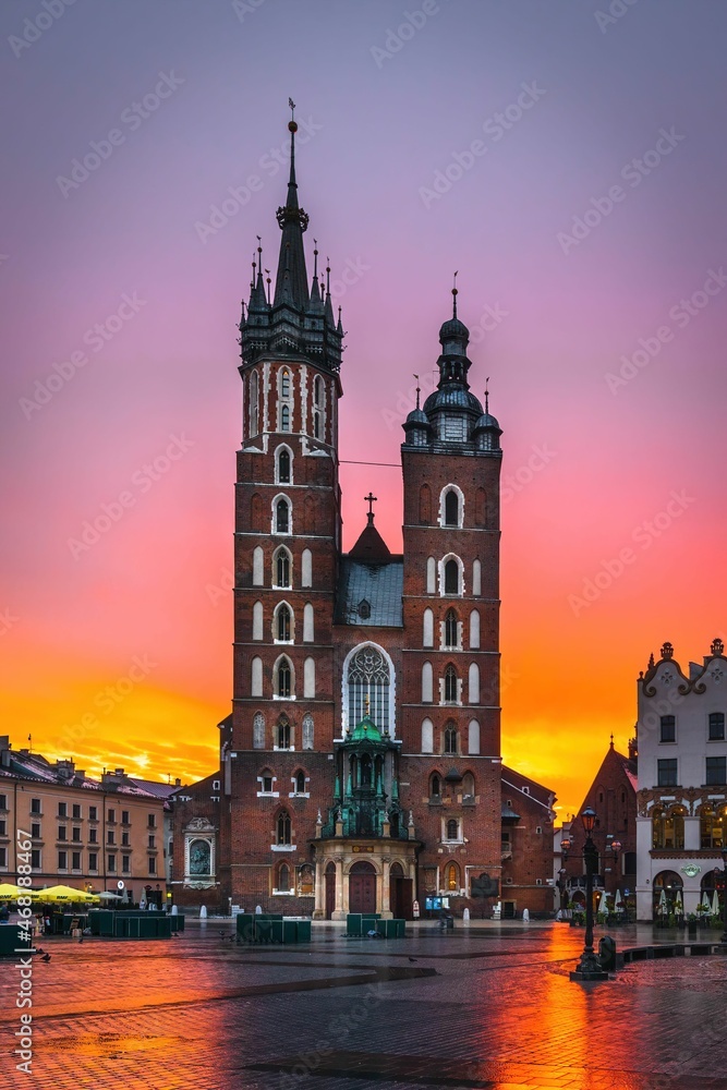 Rynek Główny w Krakowie z Kosciołem Mariacki, o wschodzie słońca
