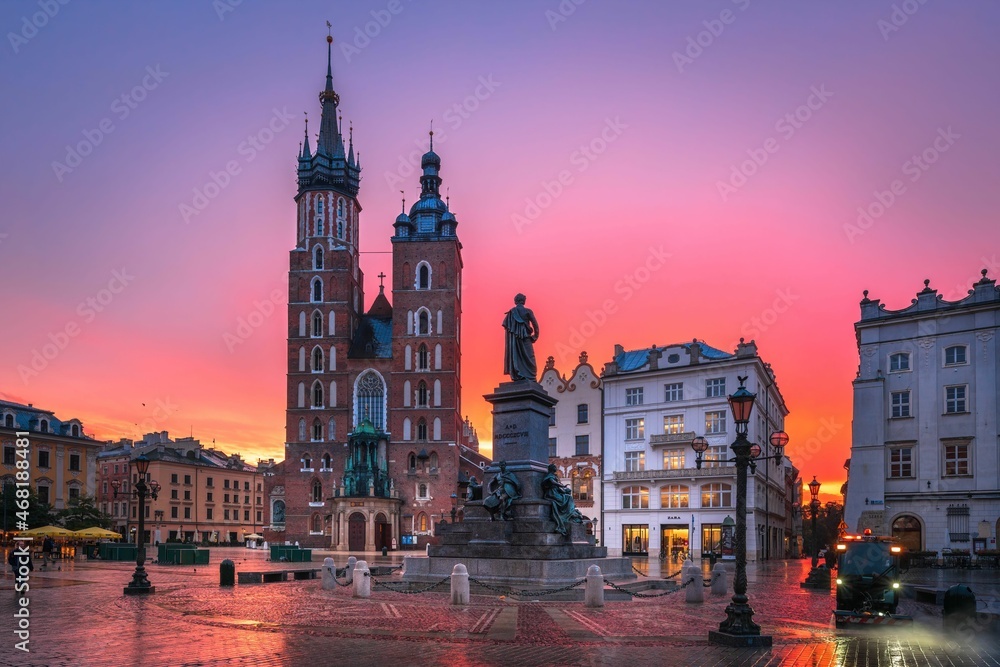 Fototapeta premium Rynek Główny w Krakowie z Kosciołem Mariacki, o wschodzie słońca
