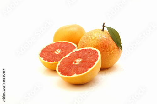물방울이 맺힌 신선한 오렌지지와 잎사귀
