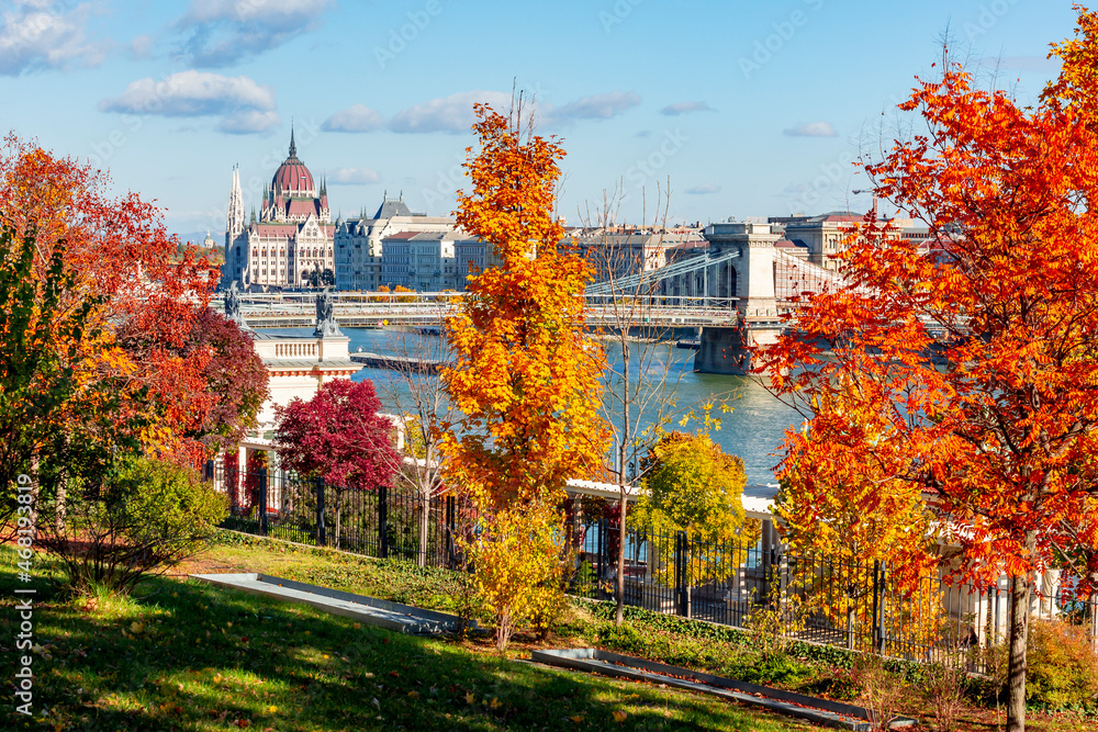 Obraz premium Budapest autumn cityscape with Hungarian parliament building and Chain bridge over Danube river, Hungary