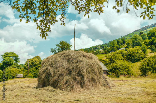 Photo Haystack on the field high in the mountains at summer time