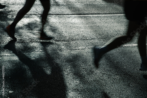 Gente practicando running sobre el asfalto con sensación de velocidad
