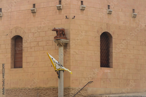 Angolo del centro storico Massa Marittima con scultura della Lupa con Romolo e Remo. photo