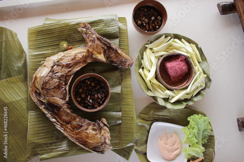 Mixed seafoods with grilled fish and green mango 