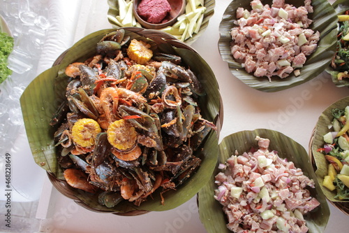 Mixed seafoods with grilled fish and green mango 