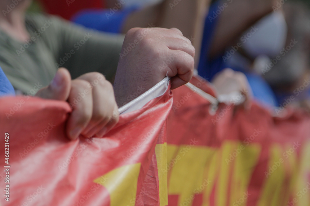 Mani che tengono uno striscione durante una manifestrazione di protesta Mani che tengono uno striscione durante una manifestrazione di protesta