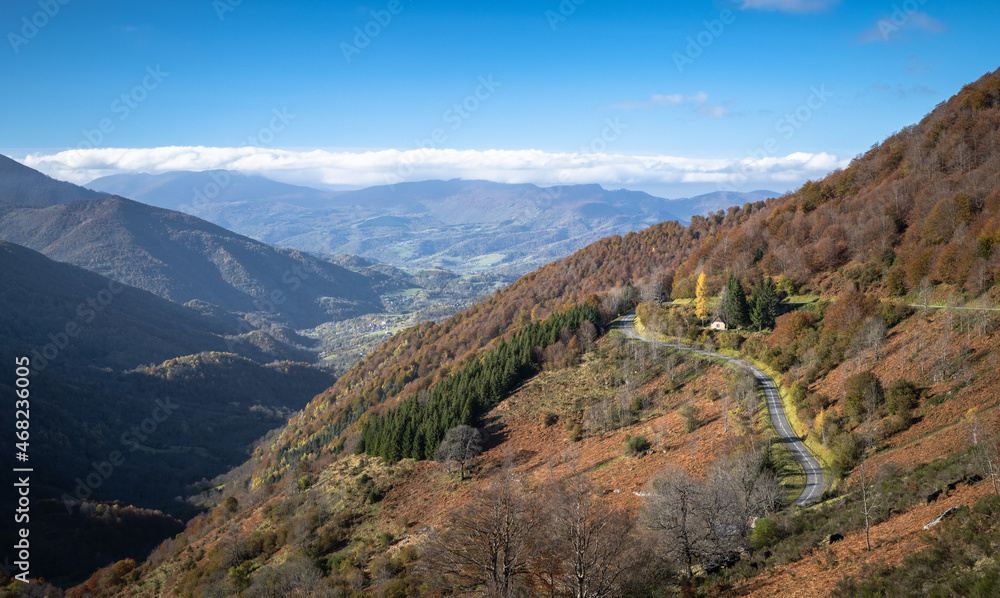 Paysage d'automne dans le département de l'Ariège dans les Pyrénées françaises vue depuis le Col de la Core Paysage d'automne dans le département de l'Ariège dans les Pyrénées françaises vue depuis le Col de la Core
