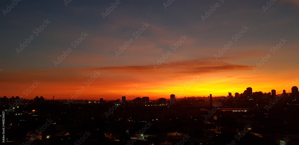 Pôr-do-sol colorido na cidade