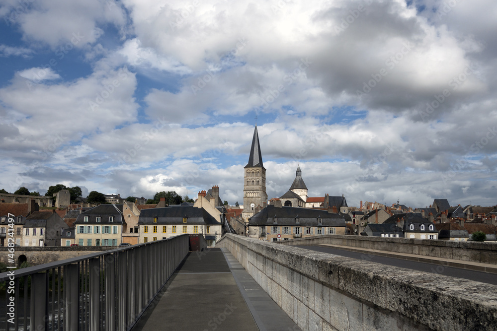 Fototapeta premium Le chemin, aventure pédestre en images sur les grands chemins de randonnées en France et en Europe.