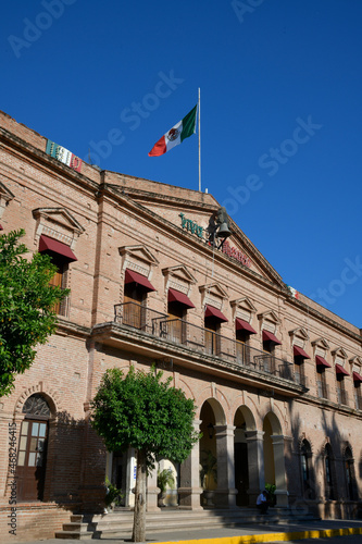 palacio municipal de el fuerte sinaloa con bandera hondeando 