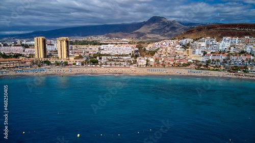 Fototapeta Naklejka Na Ścianę i Meble -  Vistas aérea de la playa de Las Vistas, Arona, Tenerife, Canarias. Fotos con drone