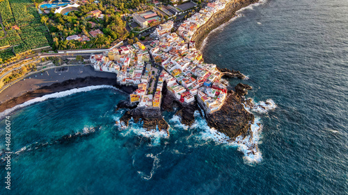 Foto aérea de barrio costero, Punta Brava, Tenerife, Canarias.