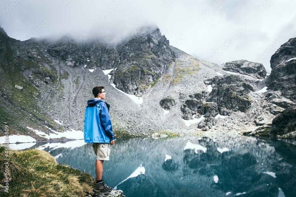 Person an spiegelglatten Bergsee Person an spiegelglatten Bergsee