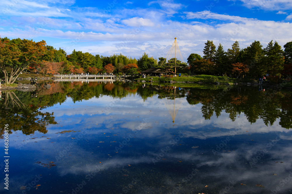 Obraz premium 昭和記念公園の秋 紅葉の日本庭園 立川市