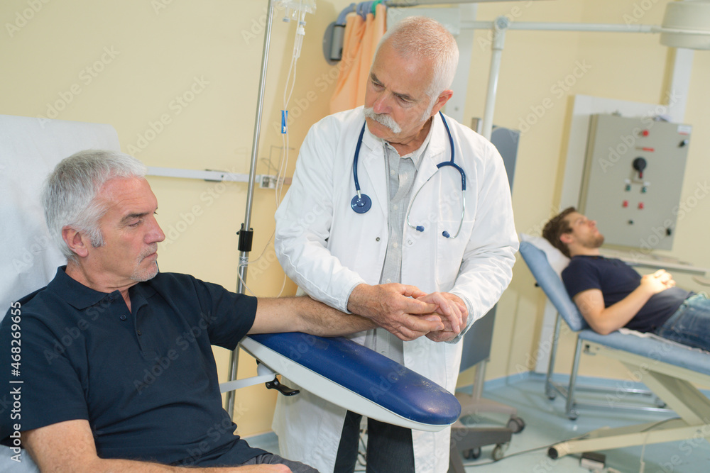 Obraz premium a doctor and blood donor