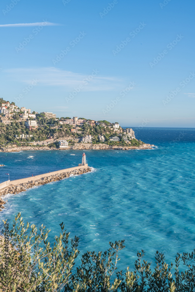 Panorama sur le phare du port Lympia et le cap de Nice sur la Côte d'Azur