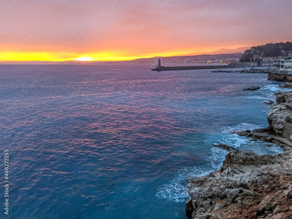 Coucher de soleil sur la baie des anges à Nice sur la Côte d'Azur