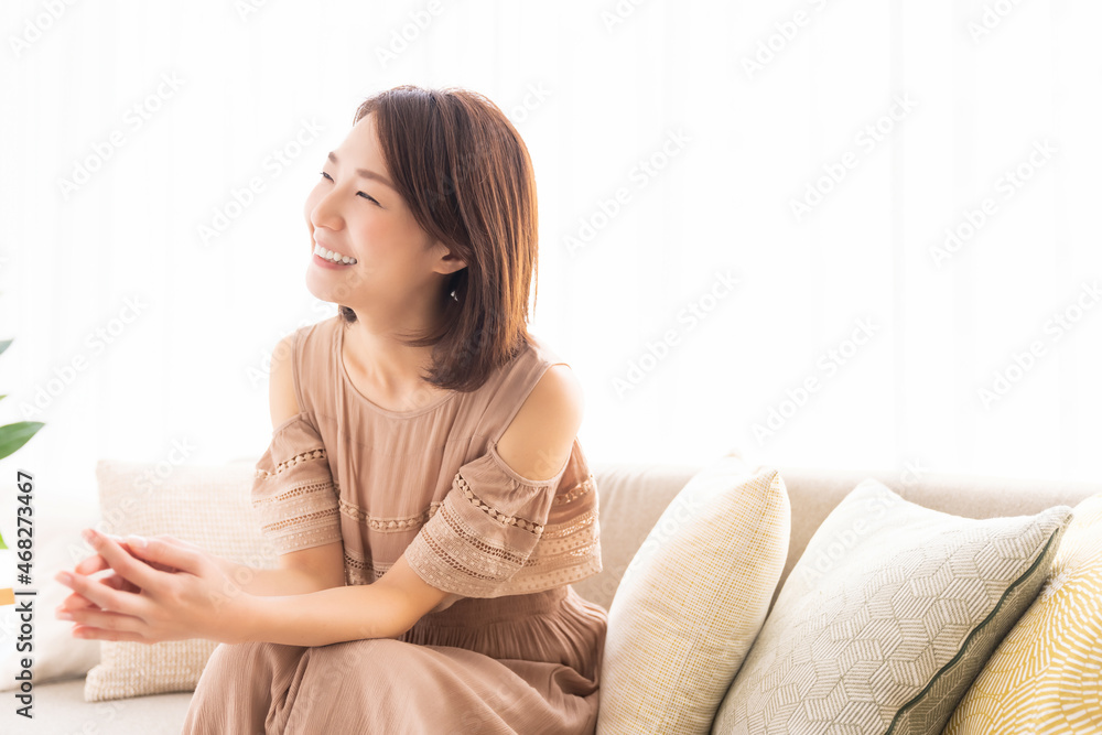 リラックスする若い女性 リラックスする若い女性