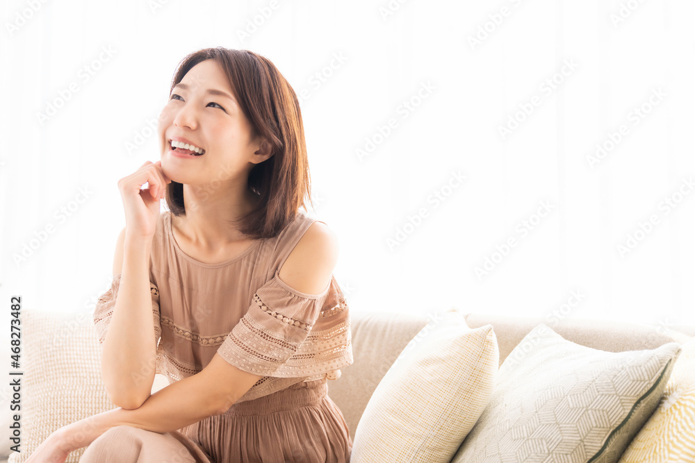 リラックスする若い女性 リラックスする若い女性