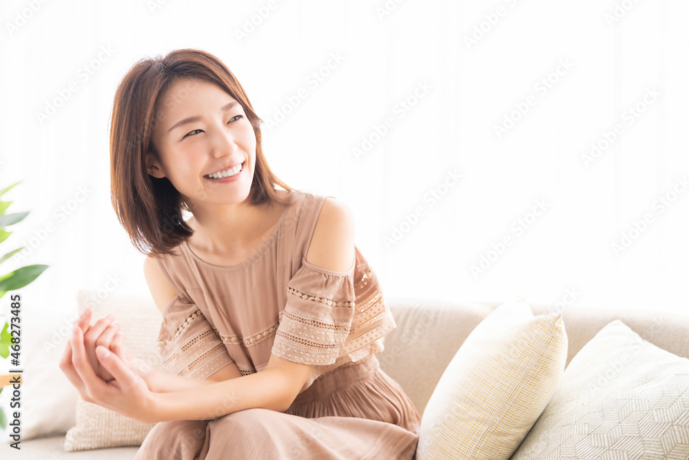 リラックスする若い女性 リラックスする若い女性