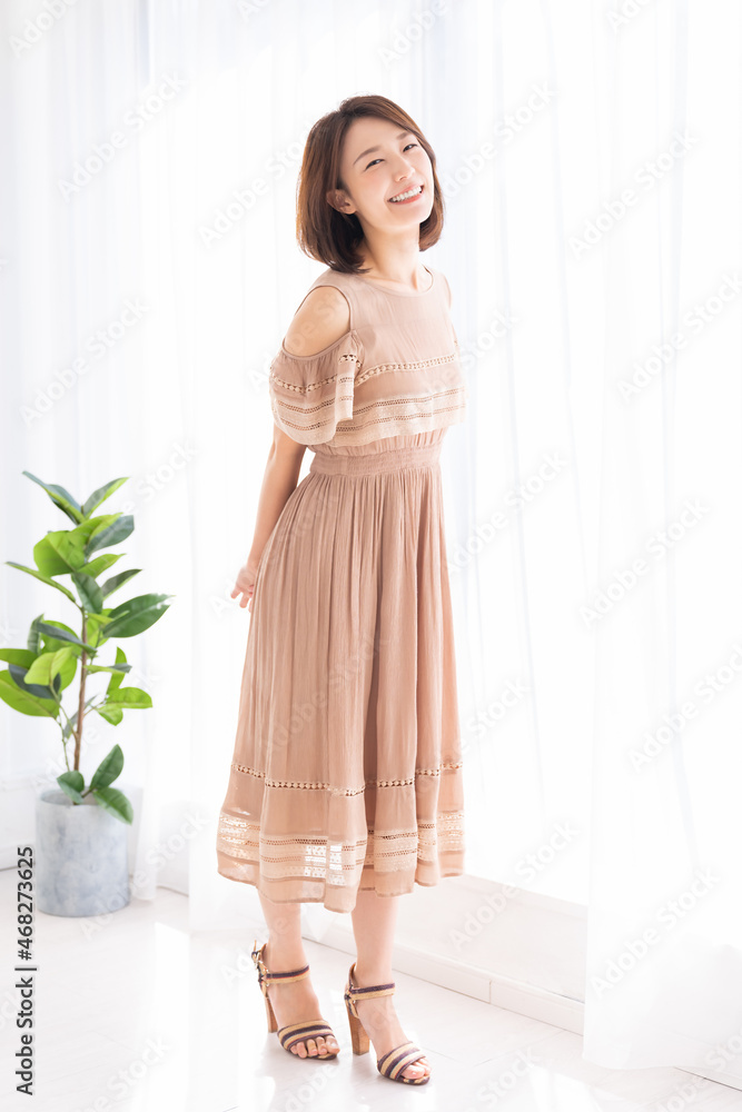 リラックスする若い女性 全身 リラックスする若い女性 全身
