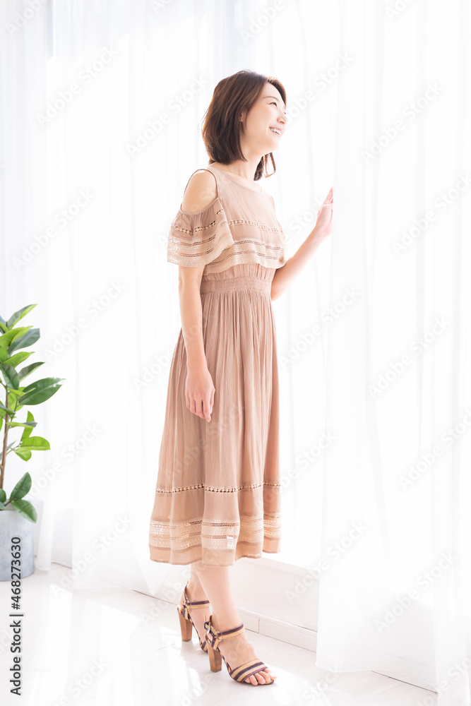 リラックスする若い女性 全身 リラックスする若い女性 全身