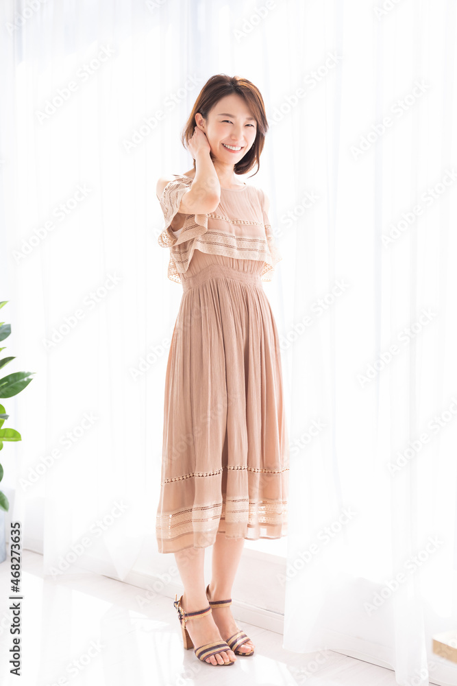 リラックスする若い女性 全身 リラックスする若い女性 全身