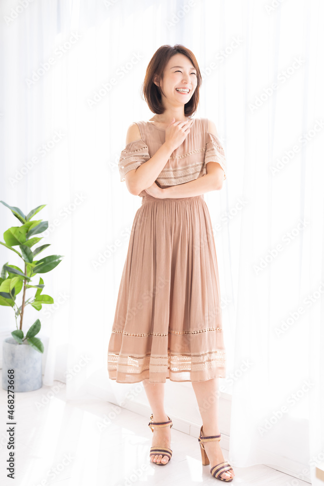 リラックスする若い女性 全身 リラックスする若い女性 全身