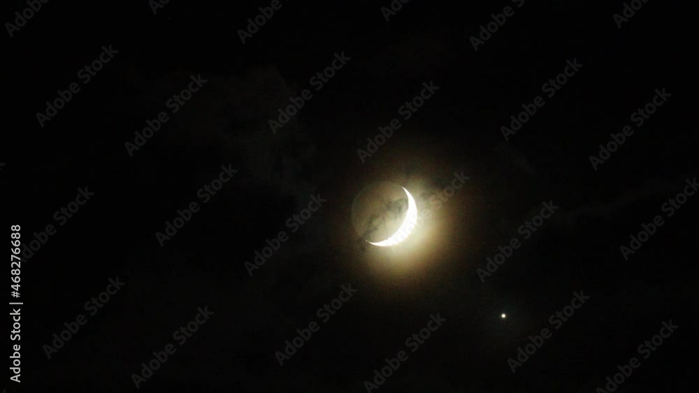 雲に囲まれていく夜空の三日月 月齢4.2 雲に囲まれていく夜空の三日月 月齢4.2