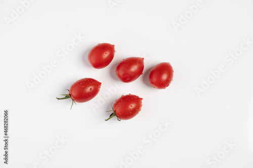 Pomodorini ciliegini freschi su sfondo bianco / Fresh cherry tomatoes over white background photo