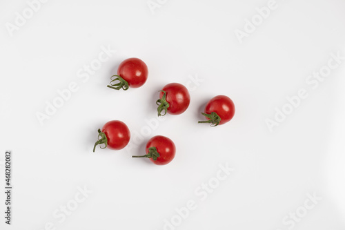 Pomodorini ciliegini freschi su sfondo bianco / Fresh cherry tomatoes over white background