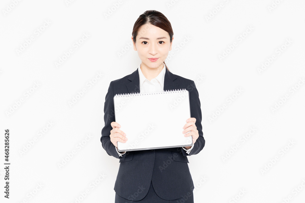 小さいスケッチブックを持っているビジネスウーマン 小さいスケッチブックを持っているビジネスウーマン