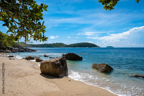 Foto Ao Sane Jungle beach Phuket Thailand, beach with rocks and blue ocean in Phuket