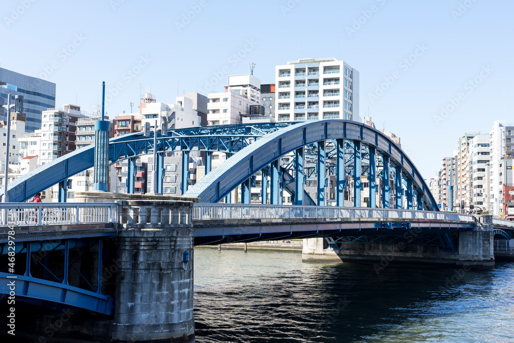 隅田川に架かる駒形橋の風景