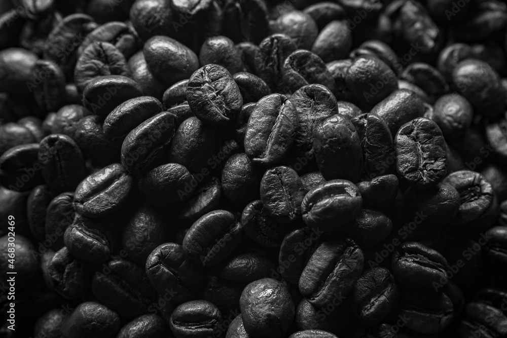 Obraz premium Artistic black and white pile of roasted coffee beans