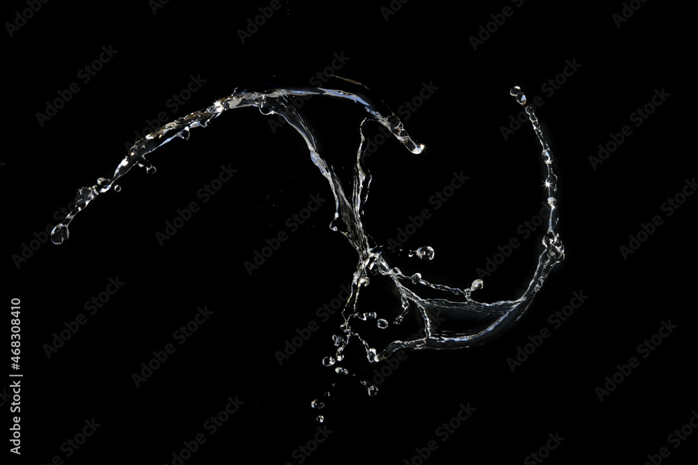 아름답게 뿌려지는 물과 물결 그리고 물방울
