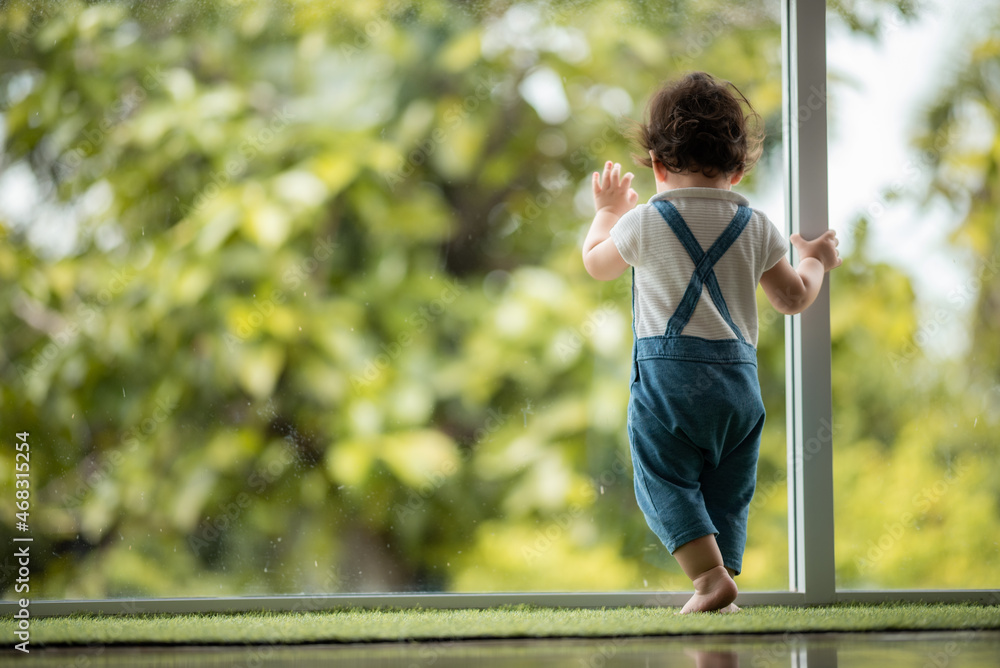 Obraz premium happy son child baby playing at home by supporting with family father and mother