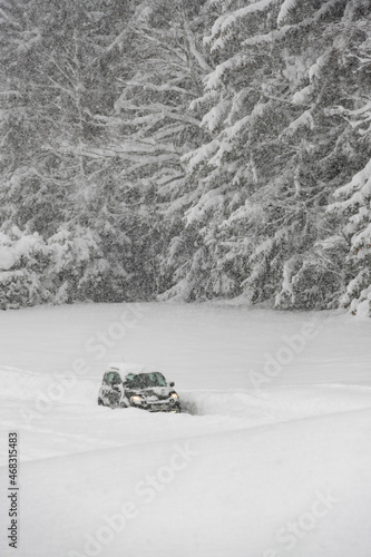 Voiture prise dans la neige sur une route © MARC MEINAU