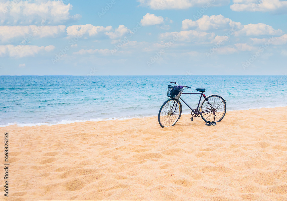 Fototapeta premium bike on a sandy beach