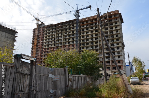 A building with cranes and column