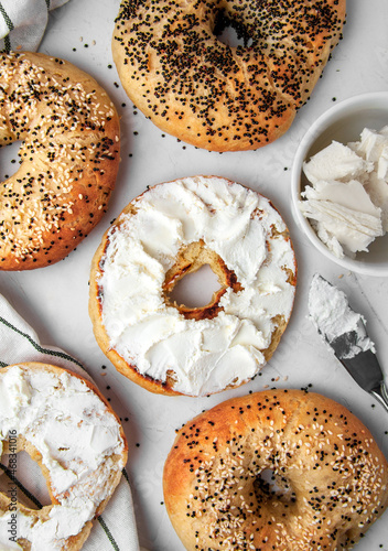 Foto Fresh baked New York style bagels with philadelphia cheese