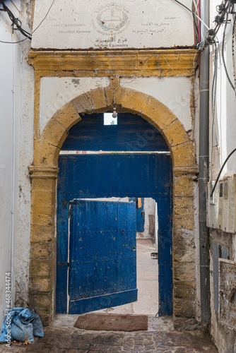 Blaue Tür mit altem Torbogen in Marokko © driendl