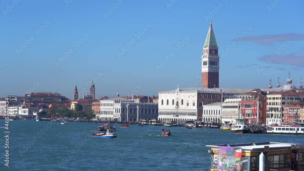 Europe, Venice November 2021 - Italy , Venice - Ancient gondolas boats for tourists in the Venice lagoon - Resumption of tourism with the end of the lockdown due Covid-19 Coronavirus - Canal Grande Europe, Venice November 2021 - Italy , Venice - Ancient gondolas boats for tourists in the Venice lagoon - Resumption of tourism with the end of the lockdown due Covid-19 Coronavirus - Canal Grande