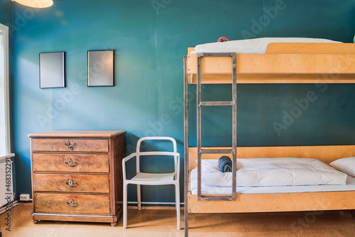 Tableau sur toile Cosy and quiet room with bunk beds and walls covered with warm colours and ecological environment and recycled materials