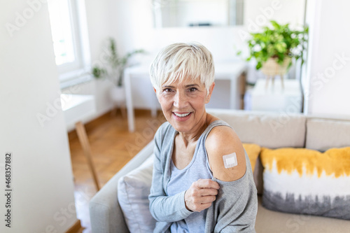 Foto Senior woman looking happy after getting vaccine