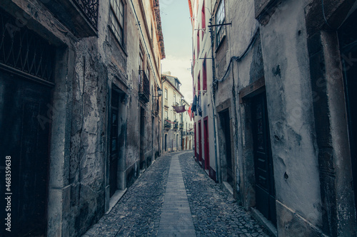 Alley of a city with old facades © Dani Palazón