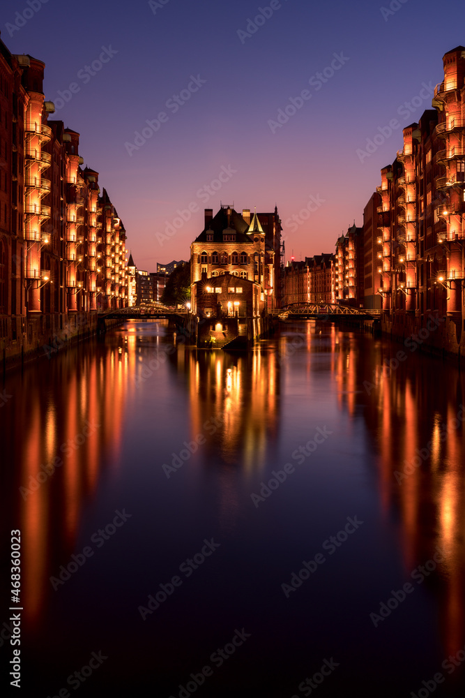 Wasserschloss in der Speicherstadt in Hamburg eine Stunde nach Sonnenuntergang