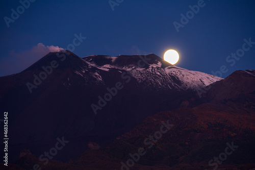 Tramonto di luna piena dietro i crateri sommitali dell Etna